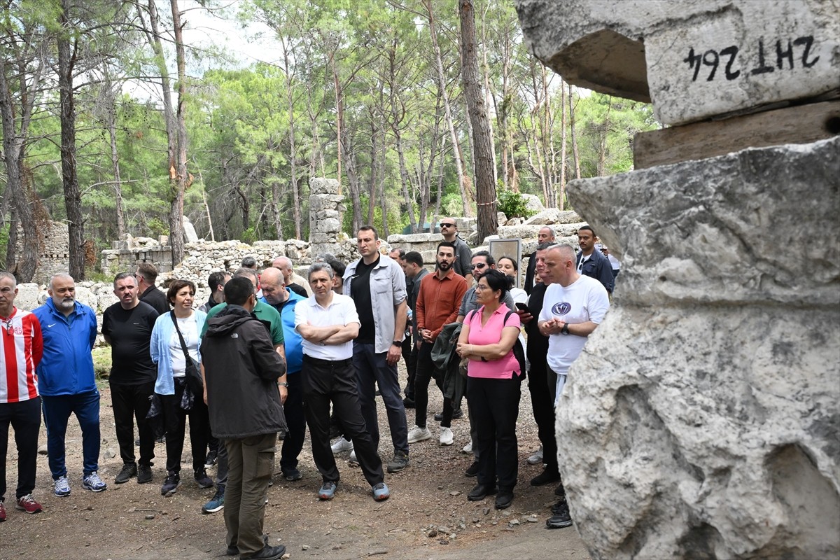 Antalya'da önemli yürüyüş rotalarından biri olan tarihi Likya Yolu'nun yönlendirme tabelaları...