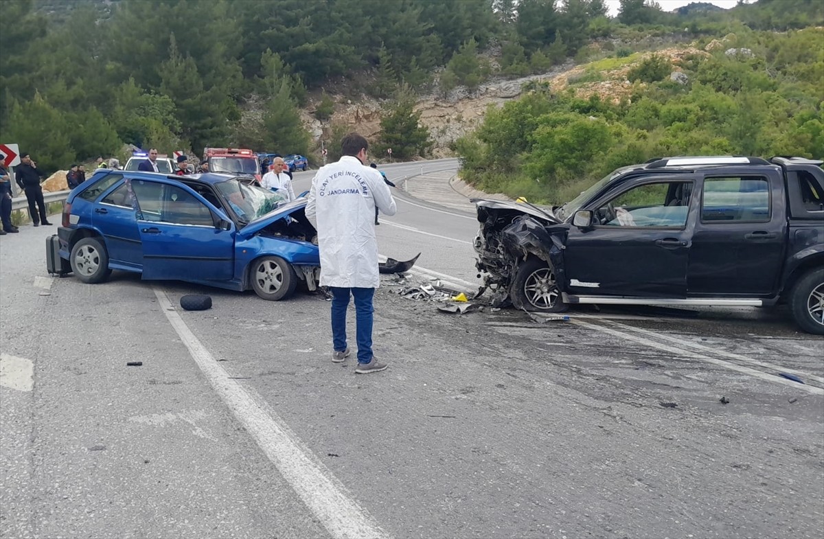 Antalya'nın Akseki ilçesinde pikap ve otomobilin çarpıştığı kazada 1 kişi hayatını kaybetti, 3...