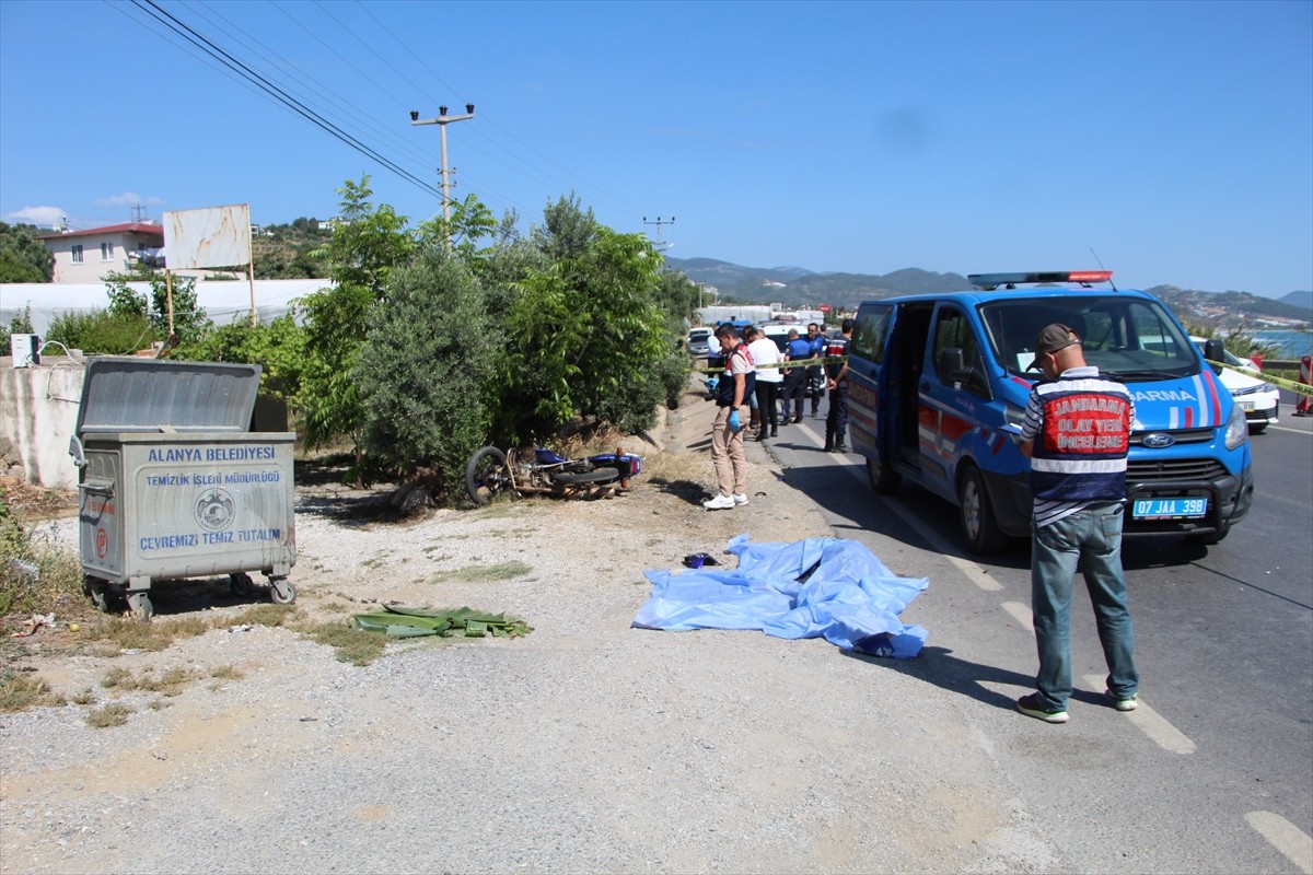 Antalya'nın Alanya ilçesinde çöp konteynerine çarpan motosikletin sürücüsü hayatını...