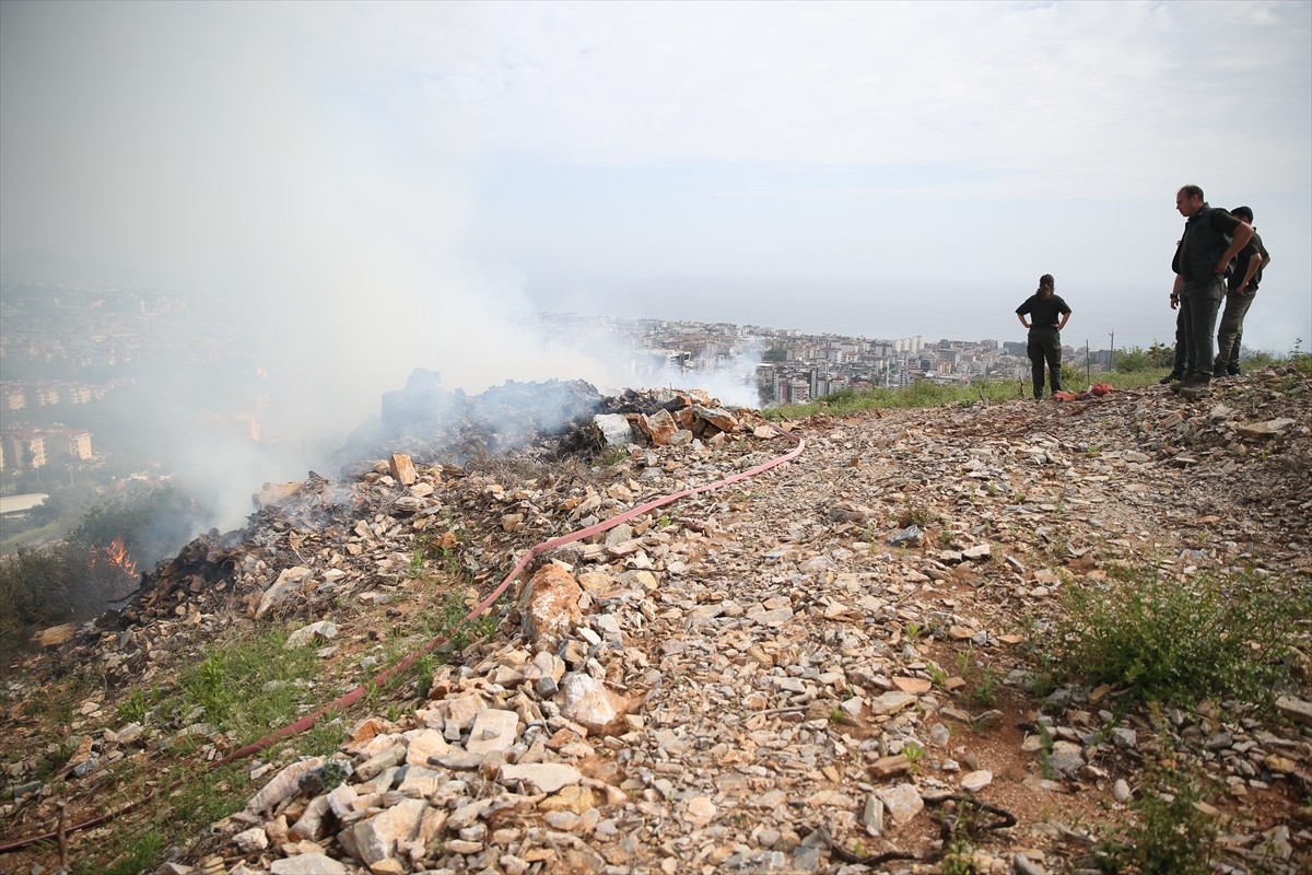 Antalya'nın Alanya ilçesinde makilik alanda 3 noktada çıkan yangın söndürüldü, yangını çıkardığı...