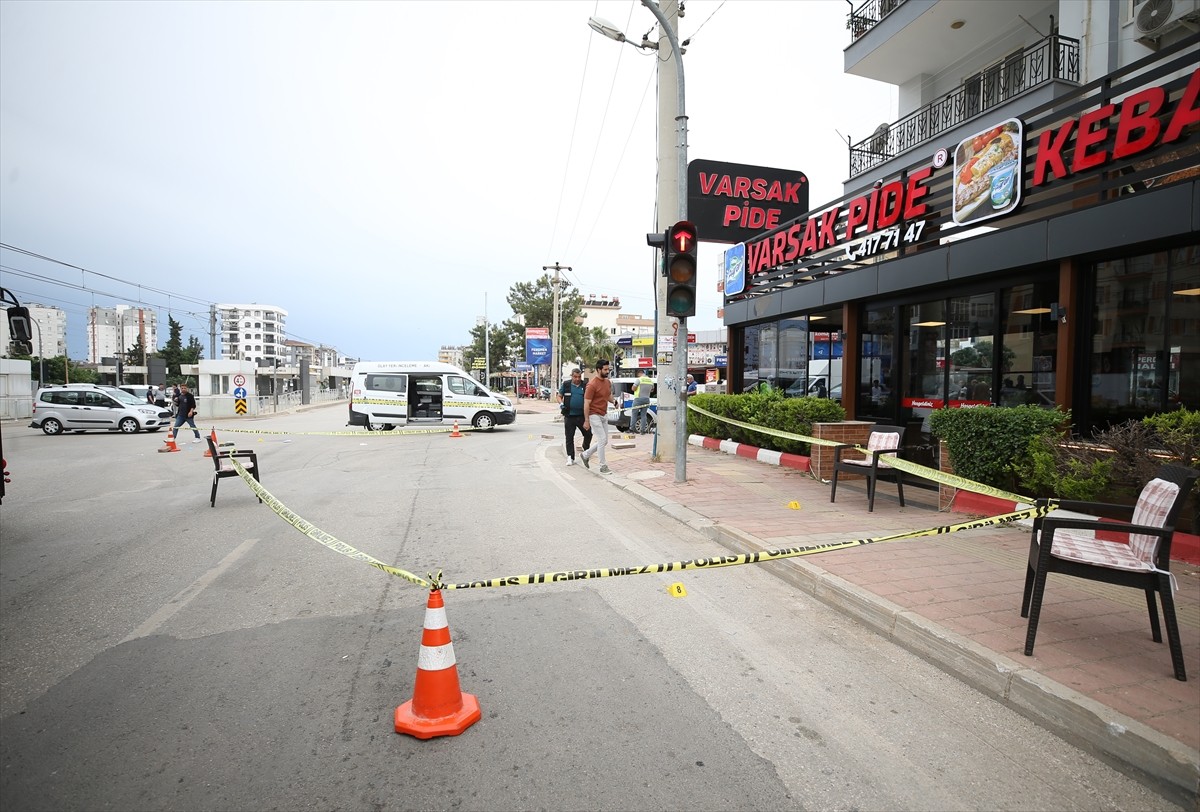 Antalya'nın Kepez ilçesinde iki grup arasında çıkan, silah, bıçak ve sopaların kullanıldığı...