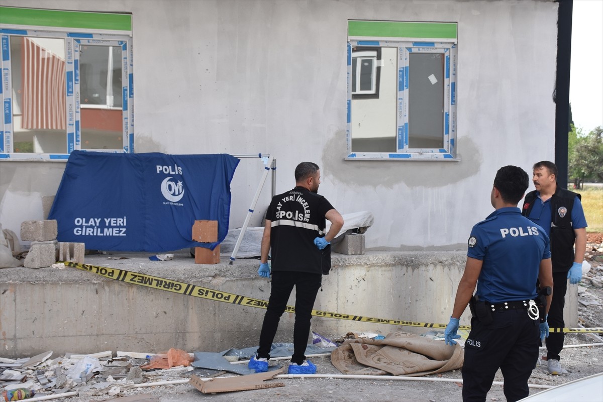 Antalya'nın Kepez ilçesinde inşaat alanında yabancı uyruklu bir işçi ölü bulundu.