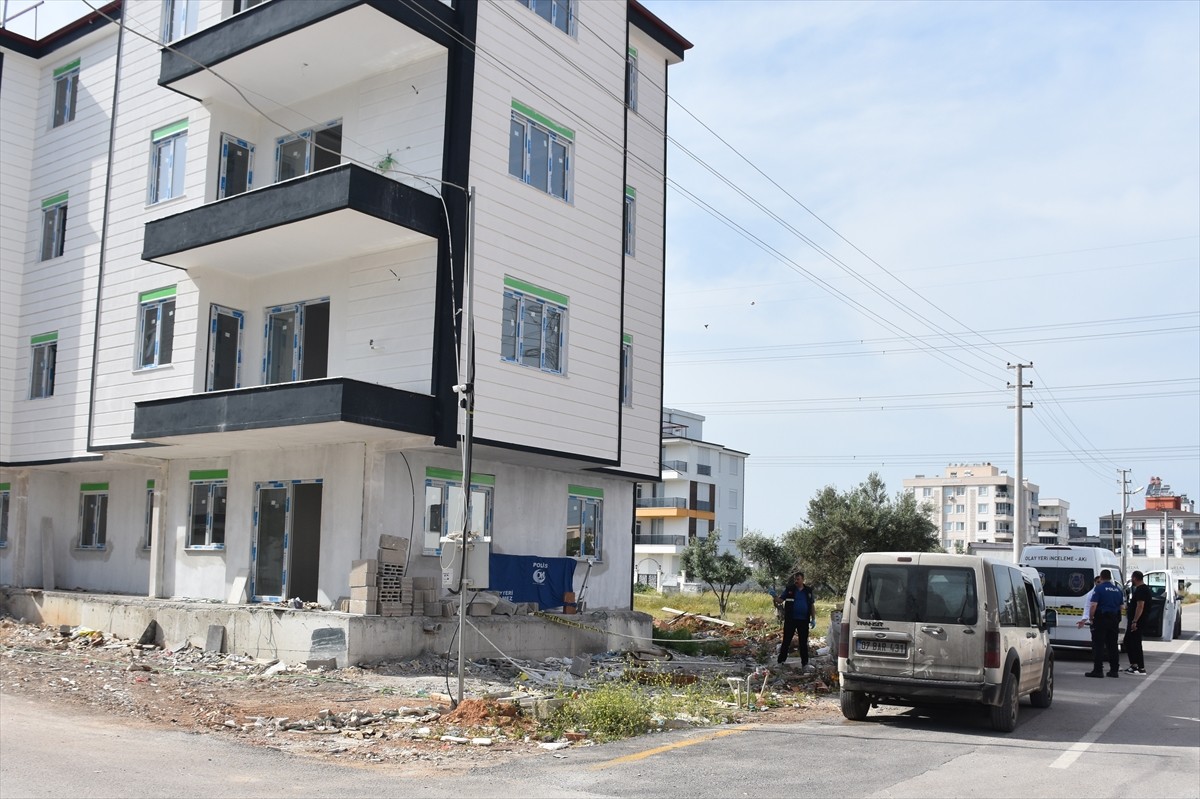 Antalya'nın Kepez ilçesinde inşaat alanında yabancı uyruklu bir işçi ölü bulundu.