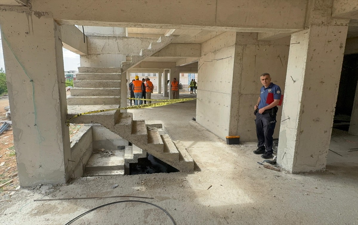 Antalya'nın Kepez ilçesinde inşaatın merdiven boşluğuna düşen yabancı uyruklu işçi hayatını...
