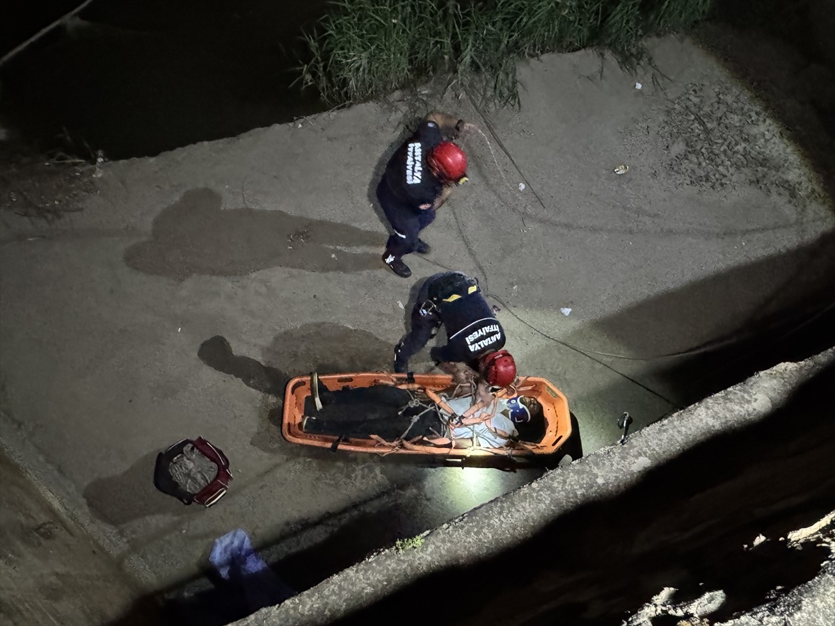 Antalya'nın Konyaaltı ilçesinde köprünün bariyerlerine çıkan ve dengesini kaybederek 5 metre...