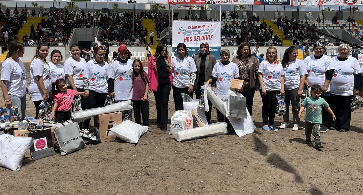 Antalya'nın Kumluca ilçesinde düzenlenen 26. Geleneksel Tarım ve Seracılık Festivali'nde kadınlar...
