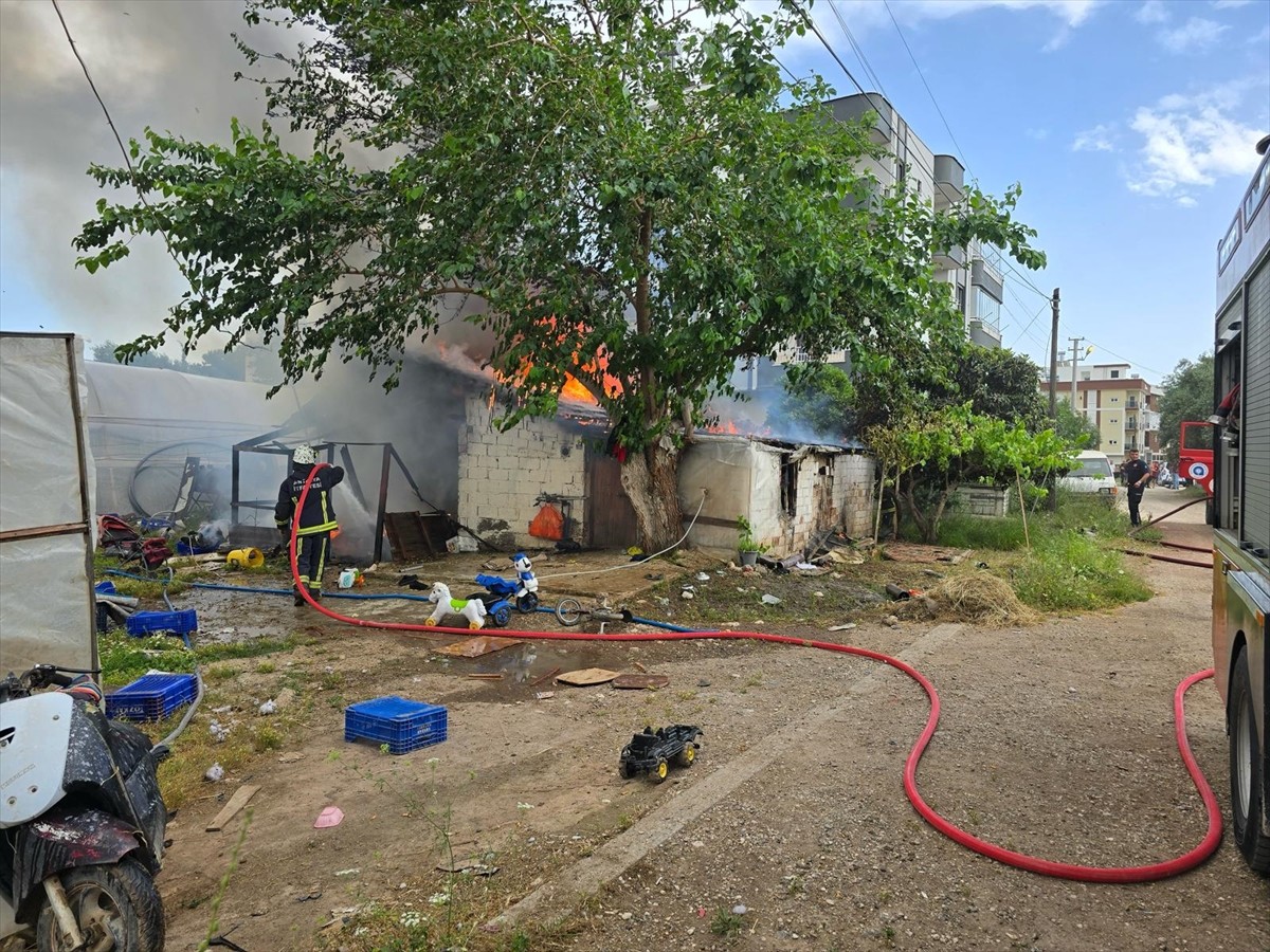 Antalya'nın Kumluca ilçesinde müstakil evde çıkan yangın itfaiyenin müdahalesiyle...
