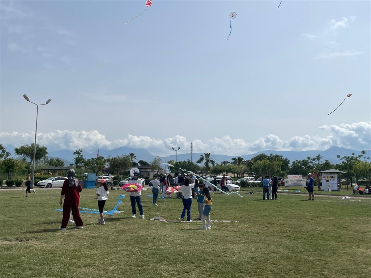 Antalya'nın Kumluca ilçesinde, "Aile Yılı" kapsamında uçurtma şenliği ve boyama etkinliği...