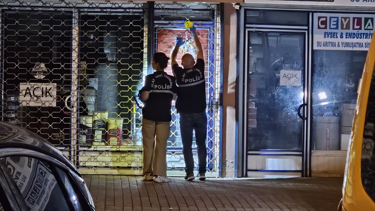 Antalya'nın Manavgat ilçesinde bir kişiye, kimliği henüz tespit edilemeyen şüpheli tarafından...