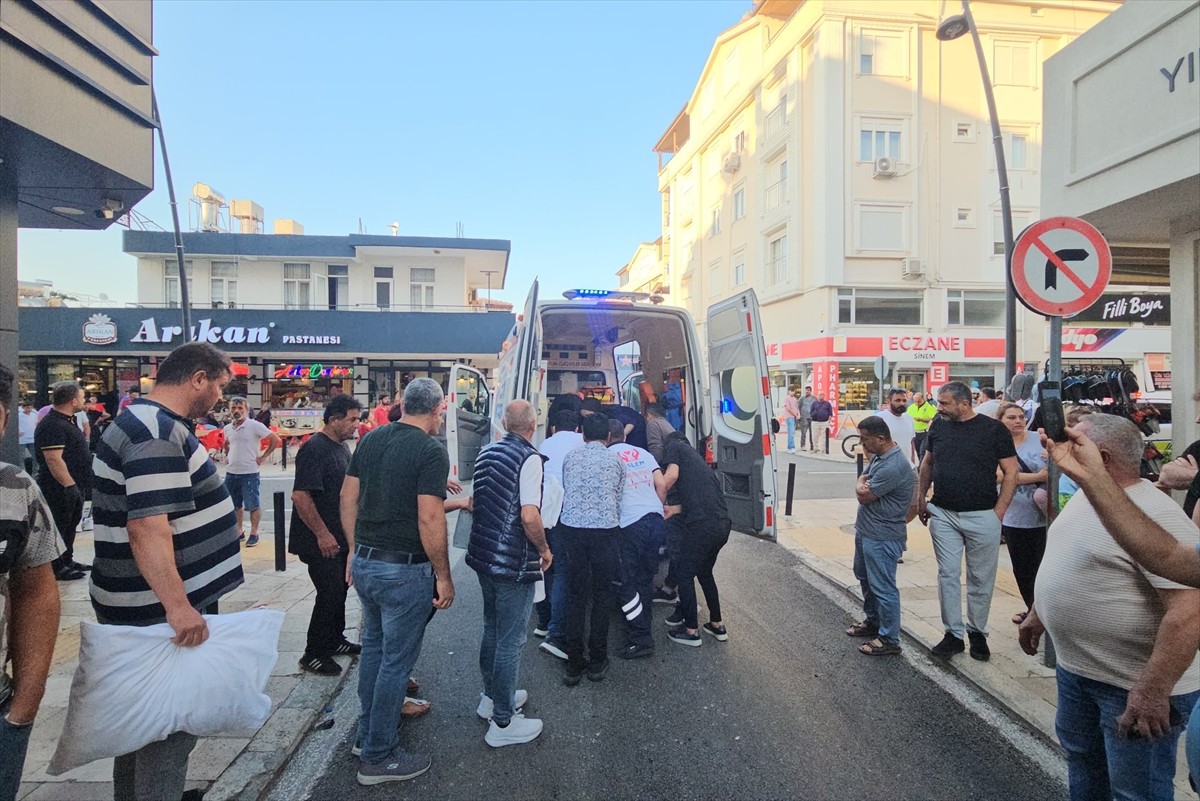 Antalya'nın Manavgat ilçesinde servis minibüsü ile motosikletin çarpışması sonucu 1 kişi hayatını...
