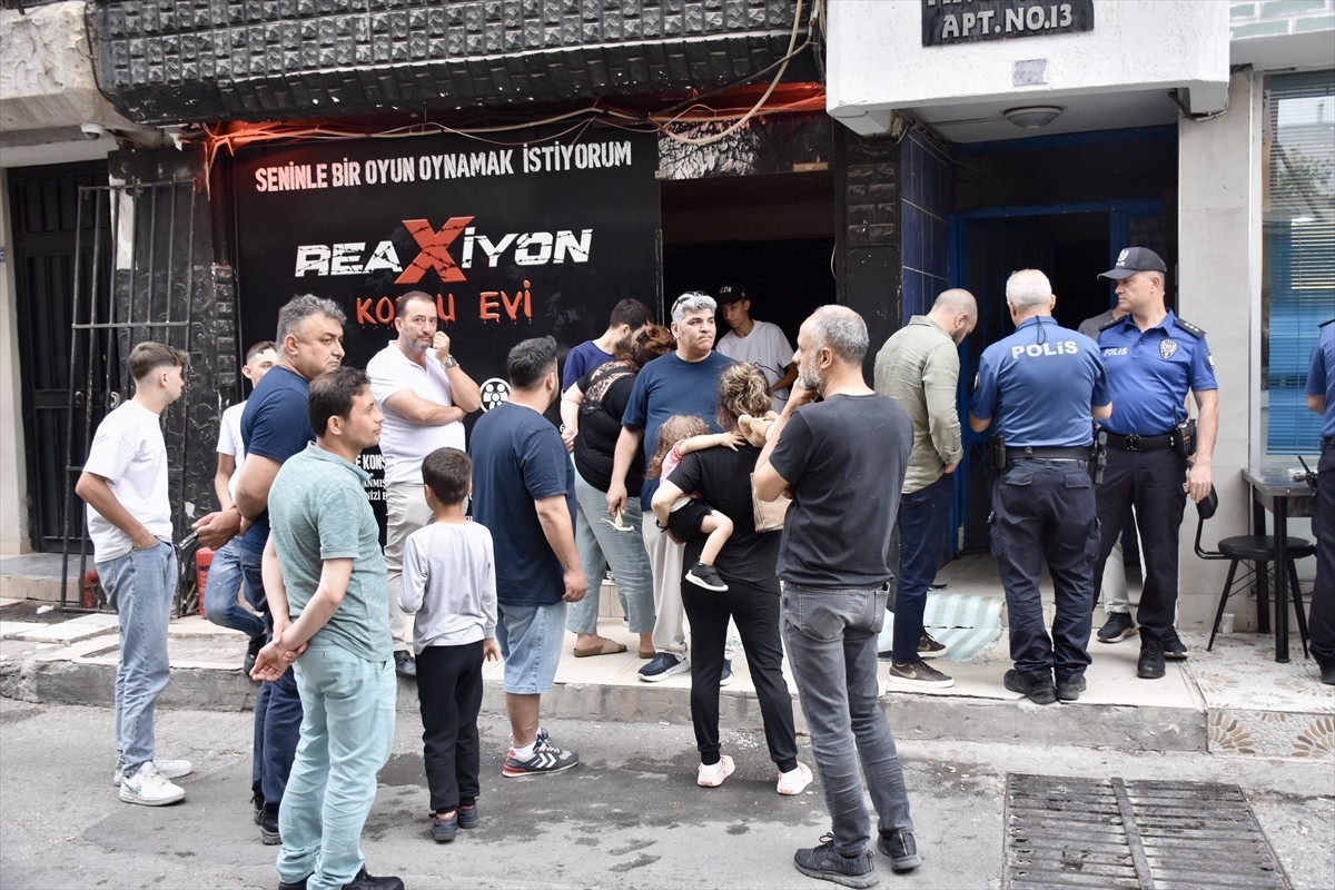 Antalya'nın Muratpaşa ilçesinde "korku evi"nde çıkan yangında 3 kişi dumandan etkilendi.