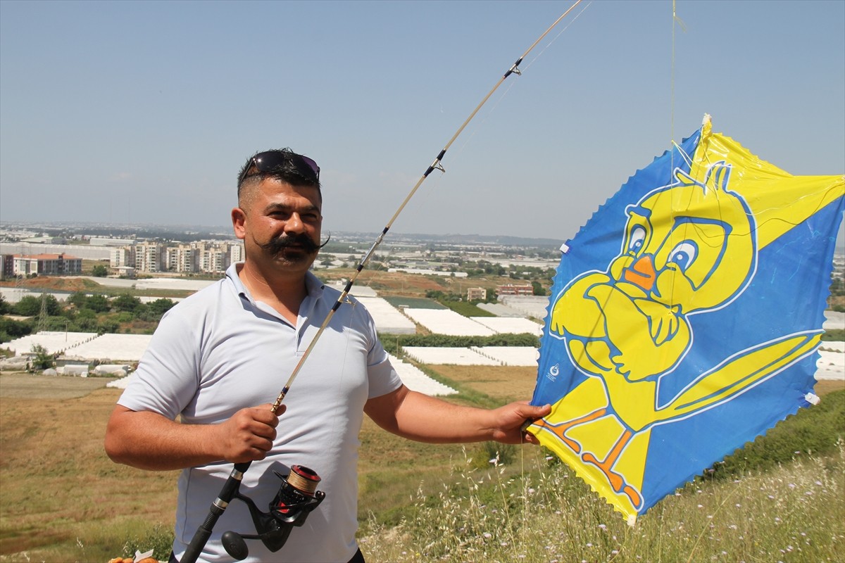 Antalya'nın Serik ilçesinde düzenlenen Eskiyörük 4. Çocuk Oyunları ve Uçurtma Şenliği'nde olta ile...