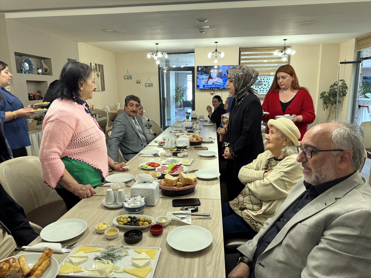 Ardahan'da, Türk Mutfağı Haftası dolayısıyla huzurevi sakinleri için yöresel lezzetlerden kahvaltı...