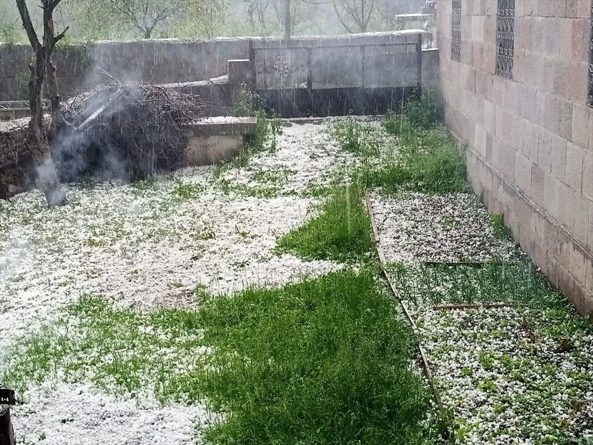 Ardahan'ın Posof ilçesinde dolu ve sağanak etkili oldu.