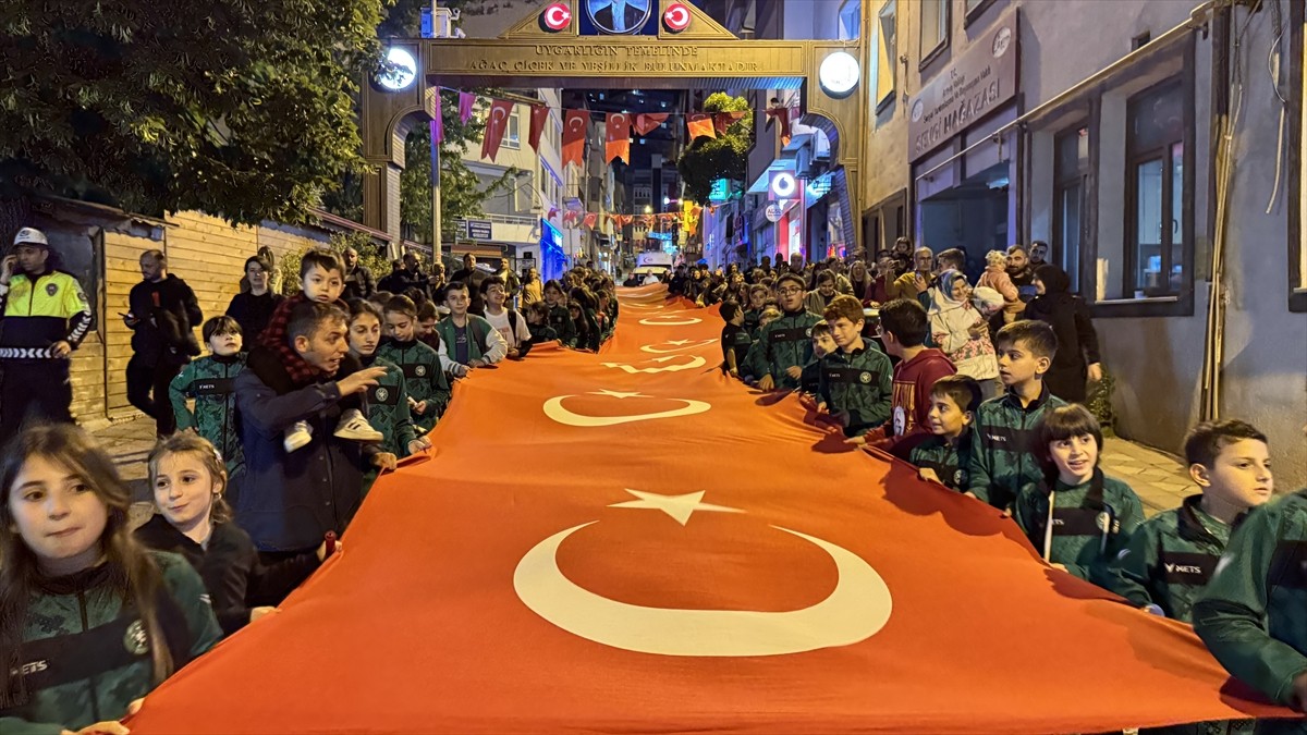 Artvin'de 19 Mayıs Atatürk'ü Anma, Gençlik ve Spor Bayramı kutlamaları kapsamında fener alayı...