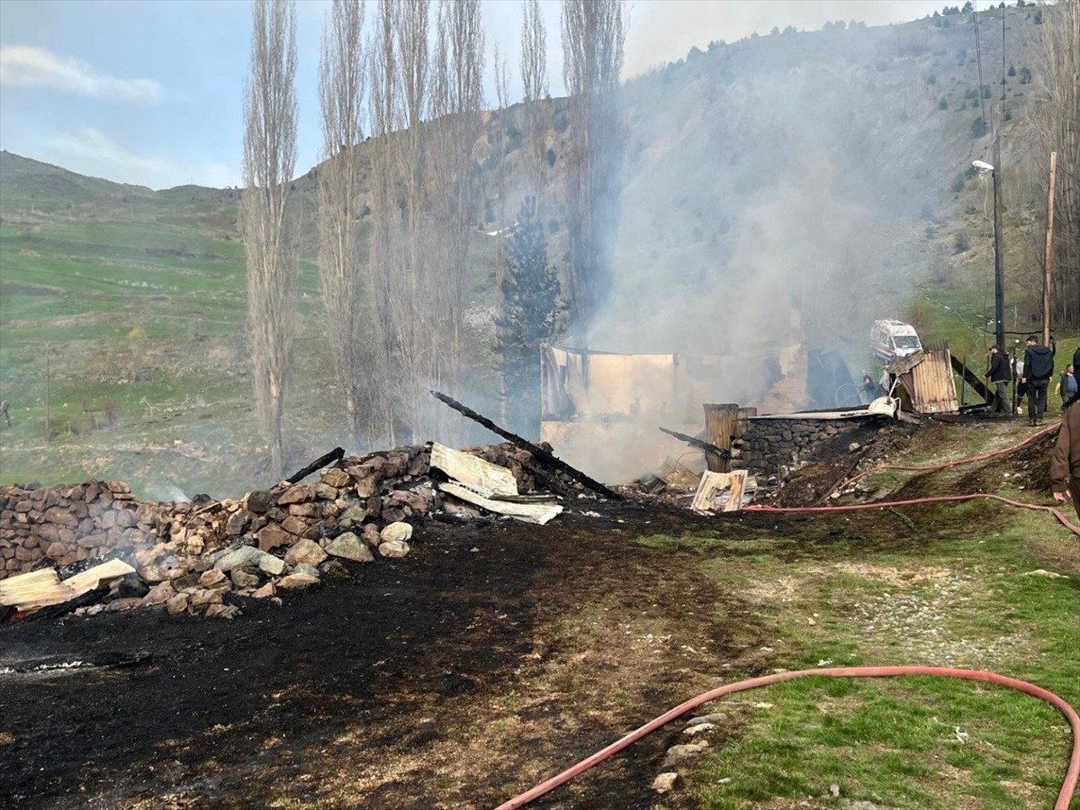 Artvin'in Yusufeli ilçesinde bir evde başlayan ve 2 ahıra sıçrayan yangın söndürüldü. Yangında...