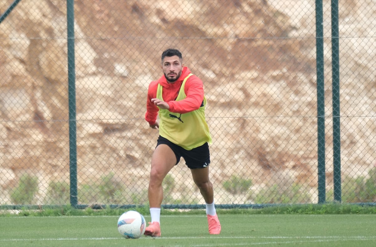 Atakaş Hatayspor, Trendyol Süper Lig'in 35. haftasında deplasmanda Göztepe ile yapacağı...