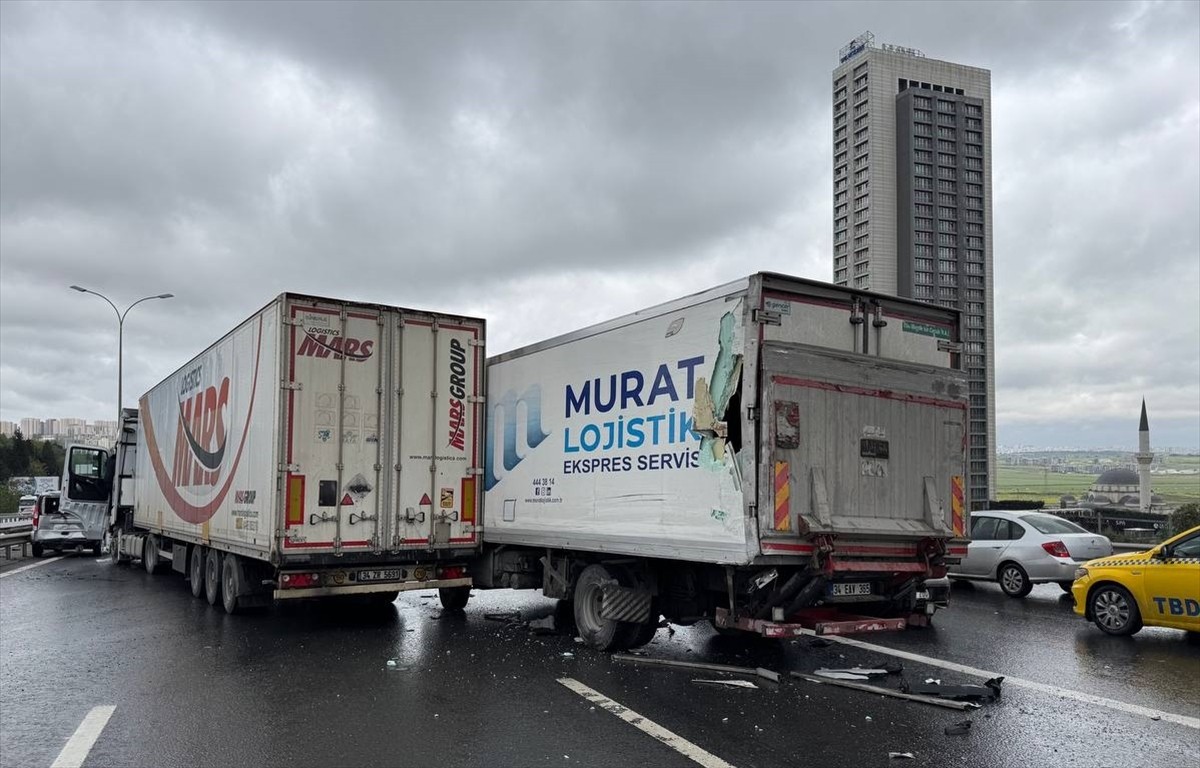 Avcılar'da TEM Otoyolu'nun Ankara istikametinde 2 tır, kamyon, hafif ticari araç ve otomobilin...