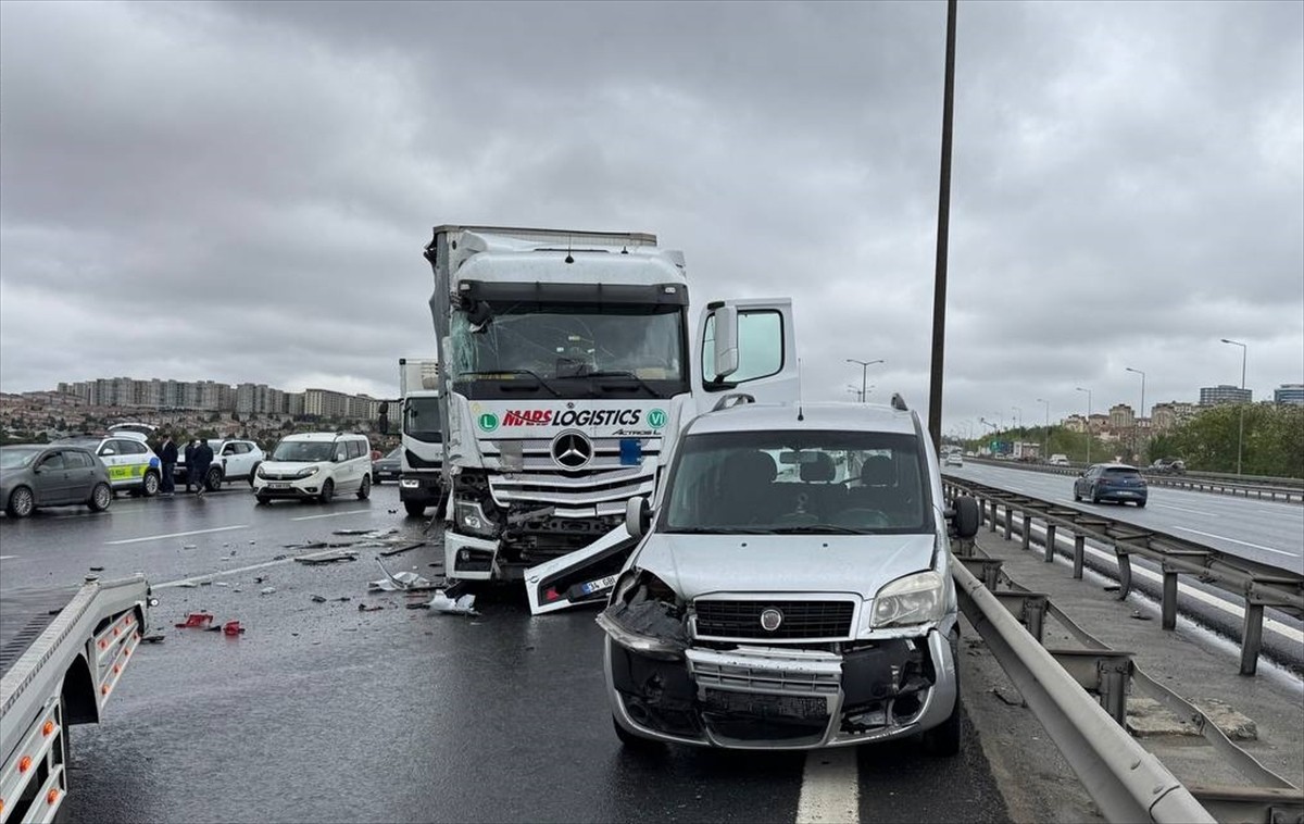 Avcılar'da TEM Otoyolu'nun Ankara istikametinde 2 tır, kamyon, hafif ticari araç ve otomobilin...