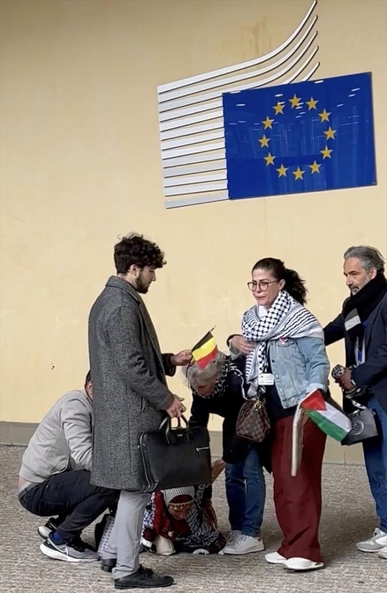 Avrupa Birliği (AB) Komisyonu önünde Arap asıllı genç bir kadın, Avrupa'nın soykırıma suç...