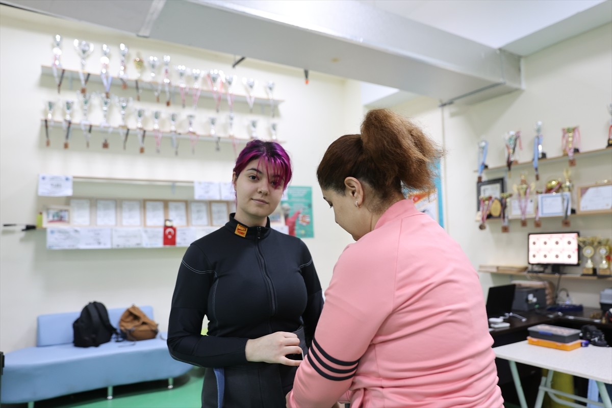 Avrupa Gençler Atıcılık Şampiyonası'nda Avrupa rekoru kıran Mardinli Elif Berfin Altun, dünya...