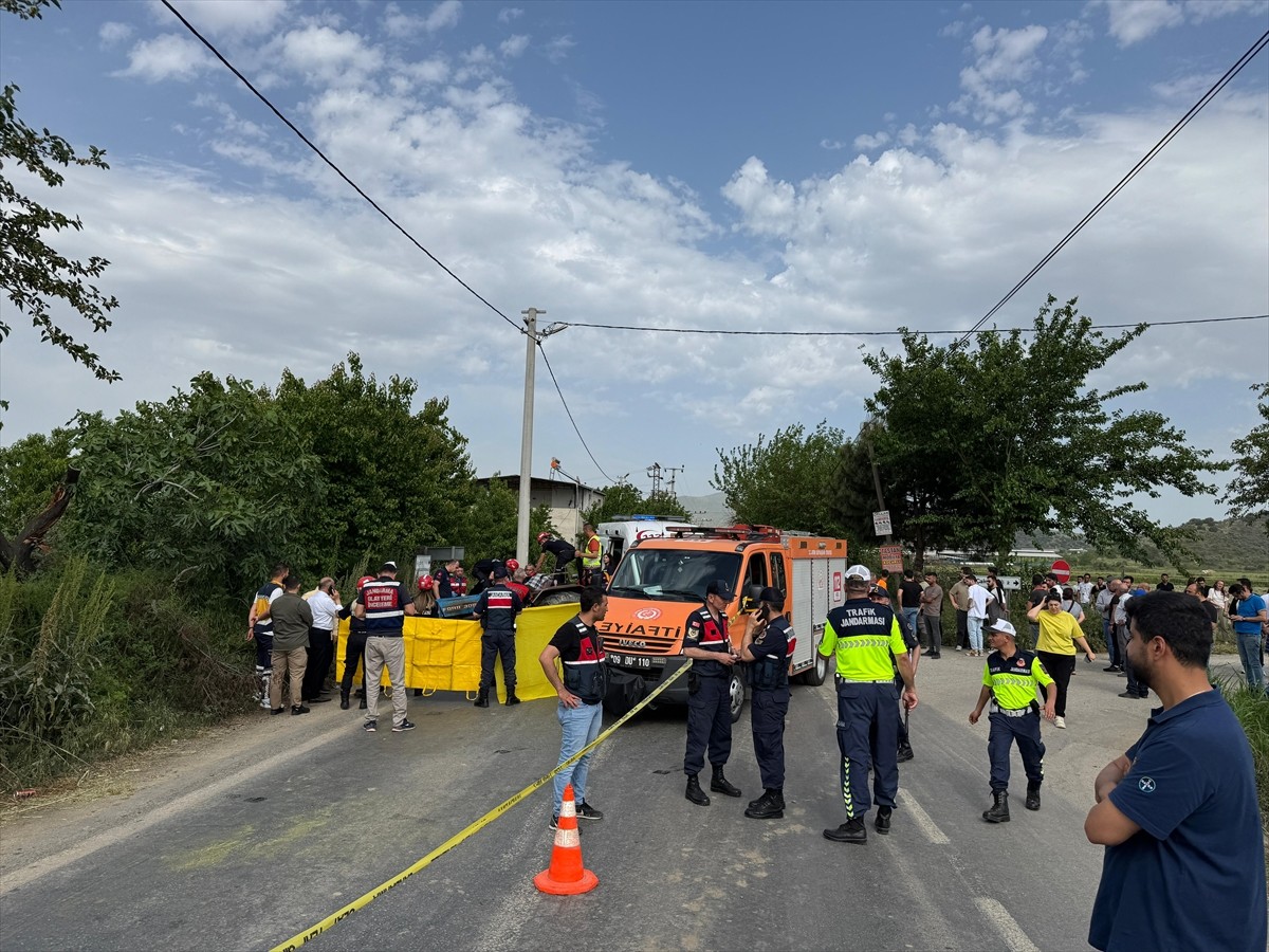 Aydın'ın Koçarlı ilçesinde, traktörle motosikletin çarpışması sonucu 2'si üniversite öğrencisi 3...