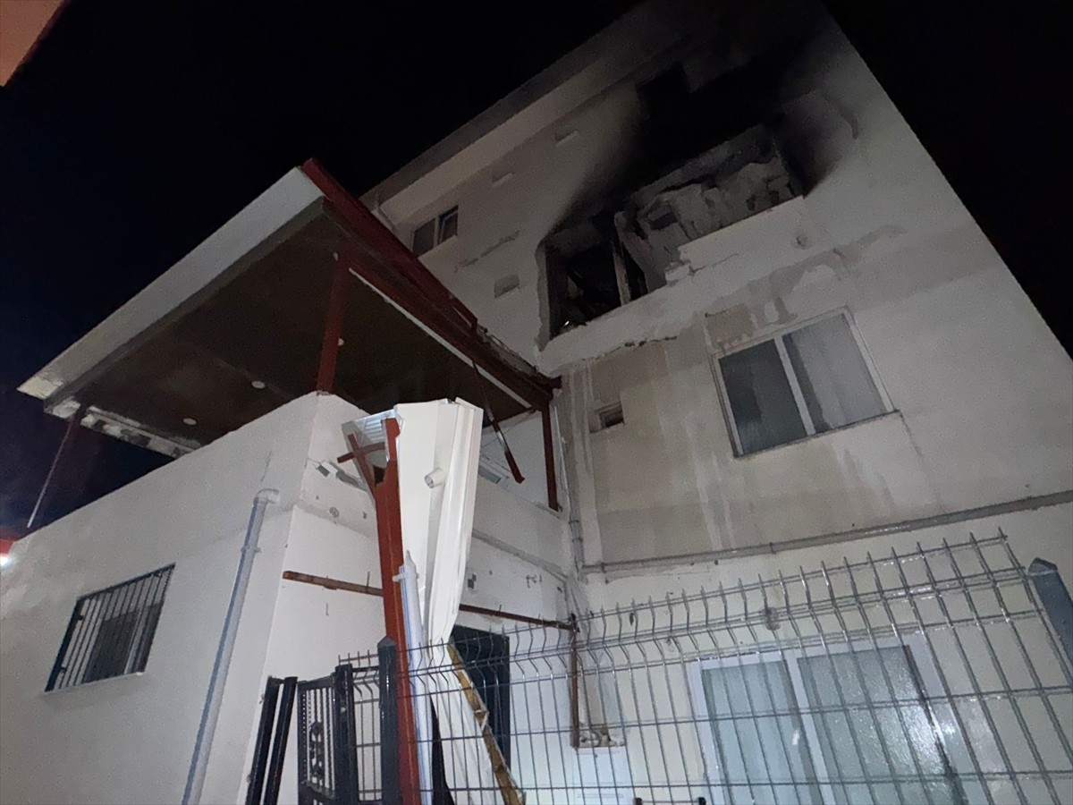 Aydın'ın Söke ilçesinde bir evde patlama sonrası çıkan yangında 1 kişi yaralandı.
