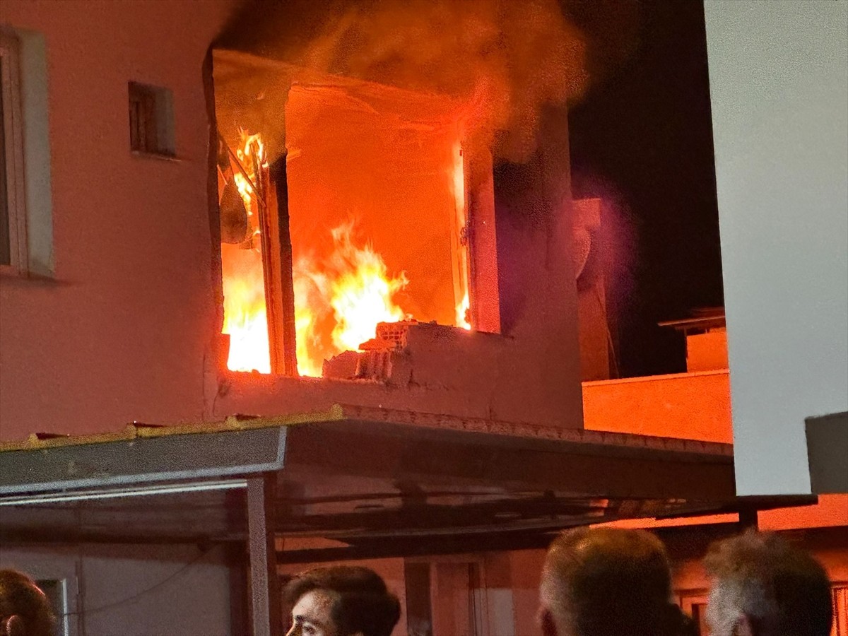 Aydın'ın Söke ilçesinde bir evde patlama sonrası çıkan yangında 1 kişi yaralandı.