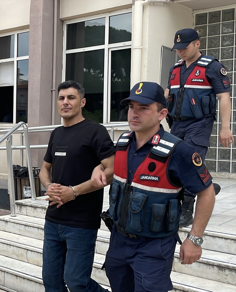 Aydın’ın Efeler ilçesinde otomobile düzenlenen silahlı saldırıda gözaltına alınan 4 şüpheli...