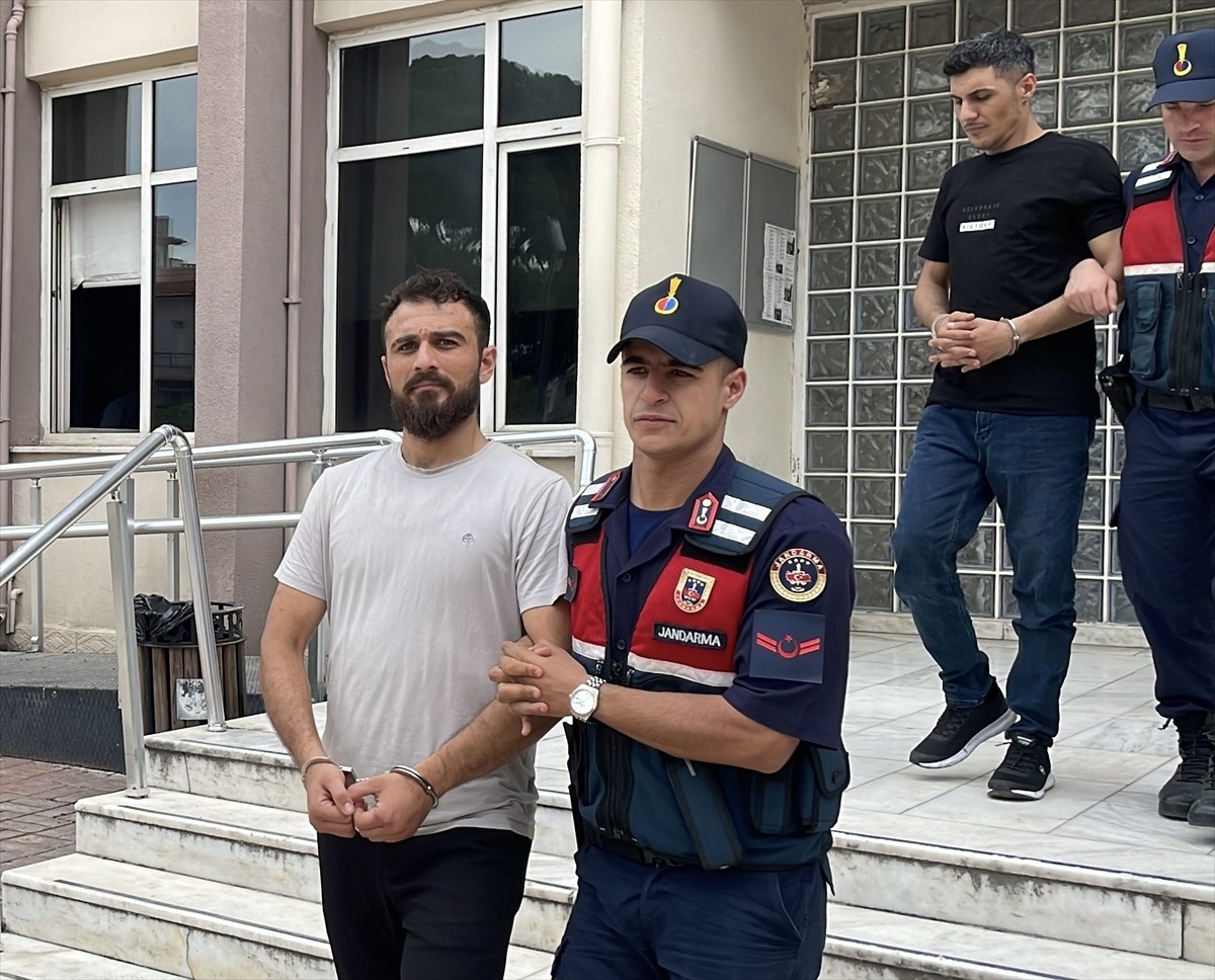 Aydın’ın Efeler ilçesinde otomobile düzenlenen silahlı saldırıda gözaltına alınan 4 şüpheli...