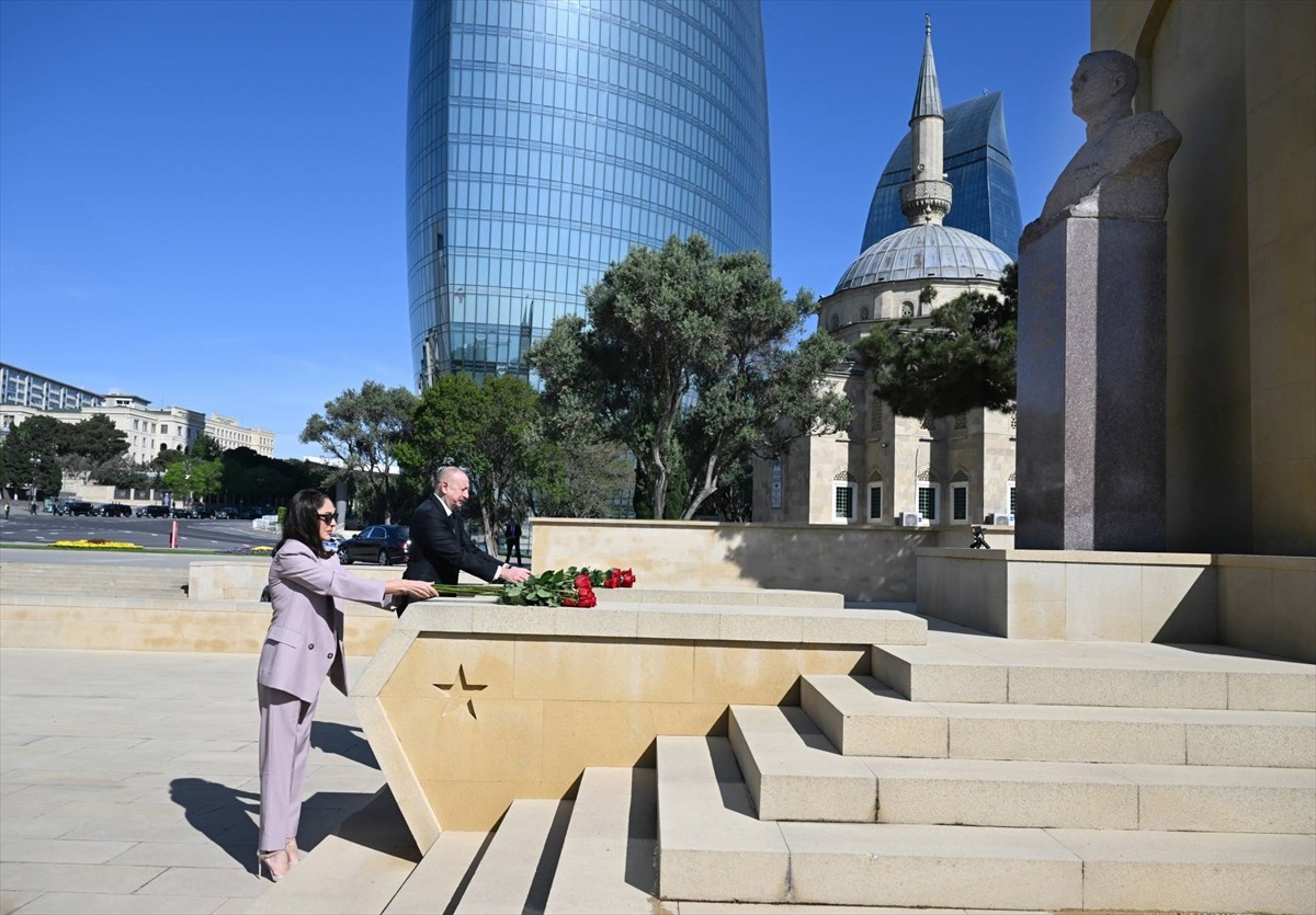 Azerbaycan Cumhurbaşkanı İlham Aliyev, eşi Mihriban Aliyeva ile birlikte, "Sovyetler Birliği...