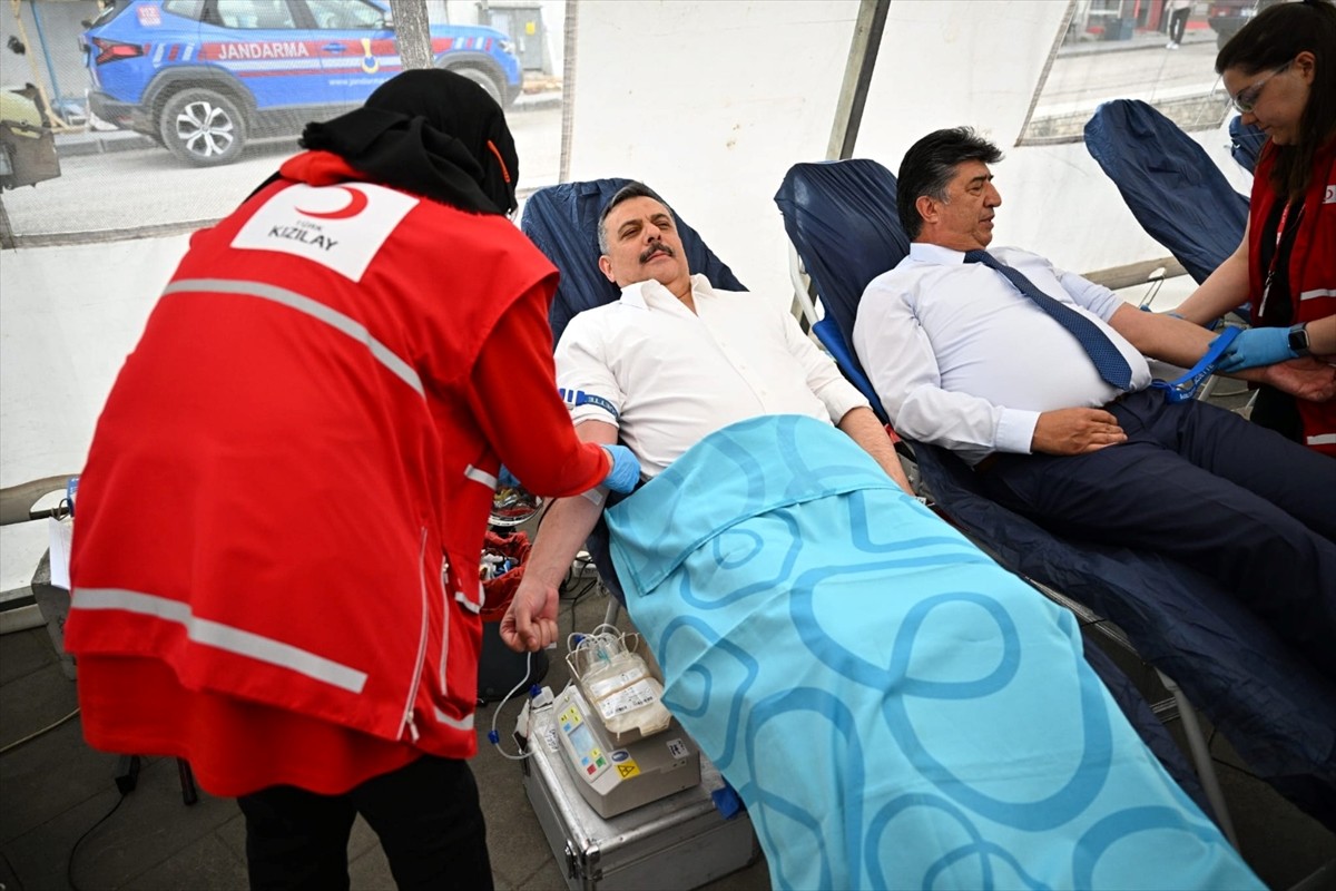 Bağışları nedeniyle Türk Kızılay tarafından "altın madalya ve berat" takdim edilen Vali Mustafa...