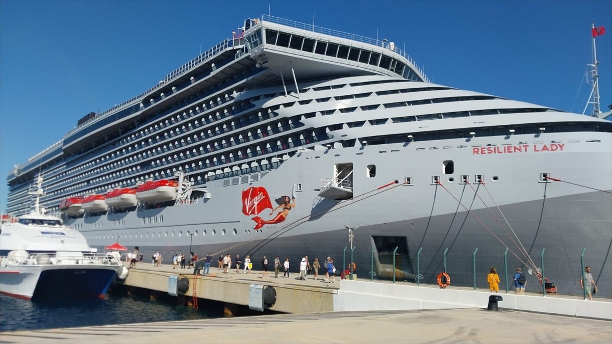 Bahamalar bayraklı "Resilient Lady" isimli kruvaziyer, 2 bin 548 yolcusuyla Muğla'nın Bodrum...