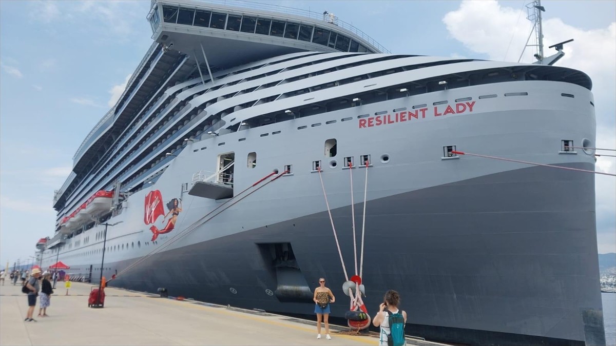 Bahamalar bayraklı "Resilient Lady" kruvaziyeri, 2 bin 539 yolcusuyla Muğla'nın Bodrum ilçesindeki...