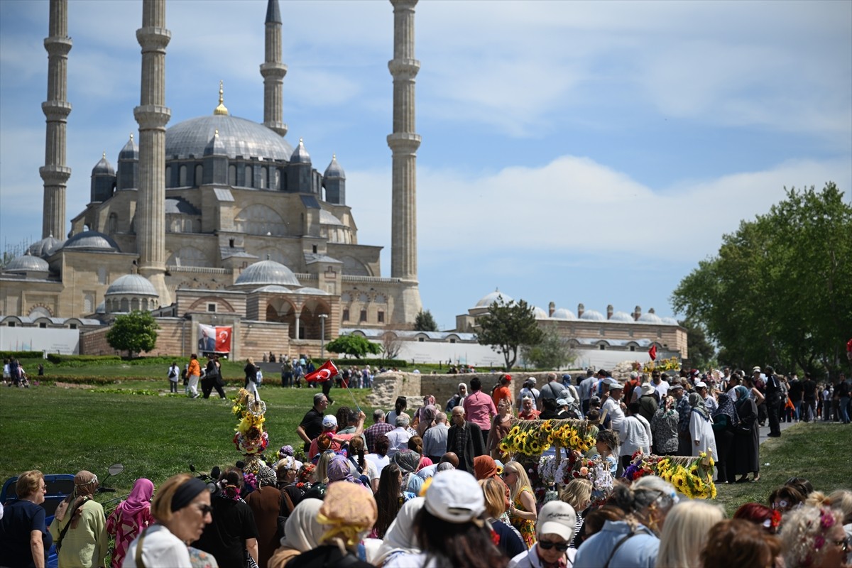 Baharın gelişini simgeleyen Kakava-Hıdırellez Şenlikleri, Edirne'de renkli görüntülere sahne...