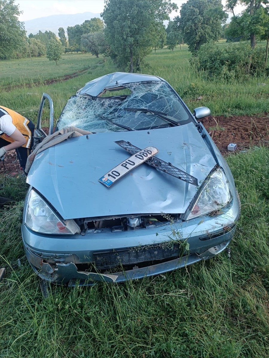 Balıkesir'in Dursunbey ilçesinde şarampole devrilen otomobildeki 3 kişi yaralandı.