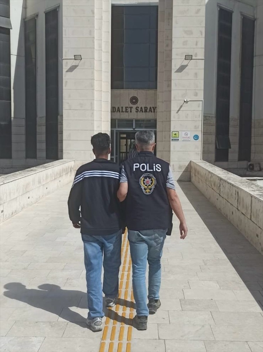 Balıkesir'in Havran ilçesinde dolandırıcılık soruşturması kapsamında gözaltına alınan şüpheli...