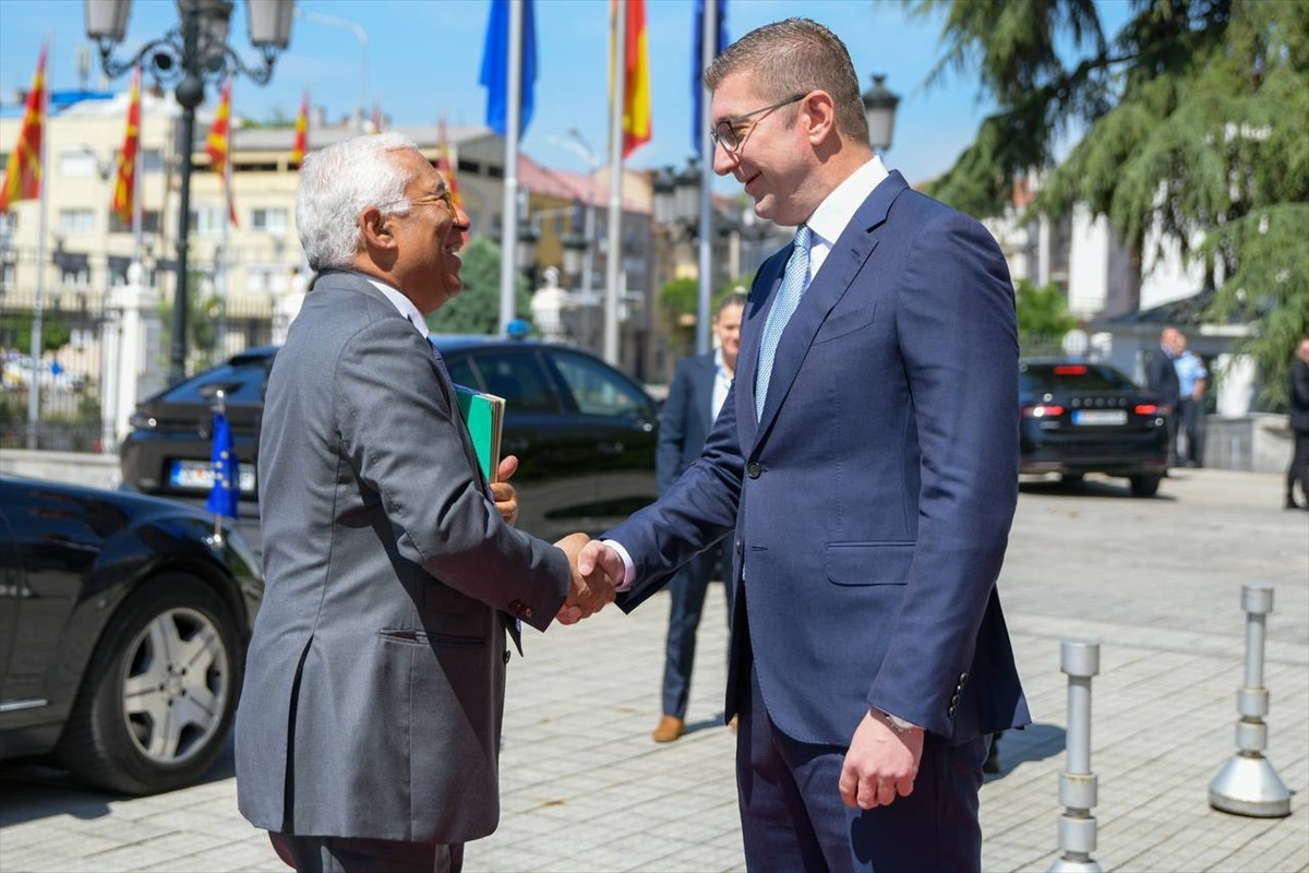 Balkan ülkeleri ziyaretine çıkan Avrupa Birliği (AB) Konseyi Başkanı Antonio Costa (solda)...