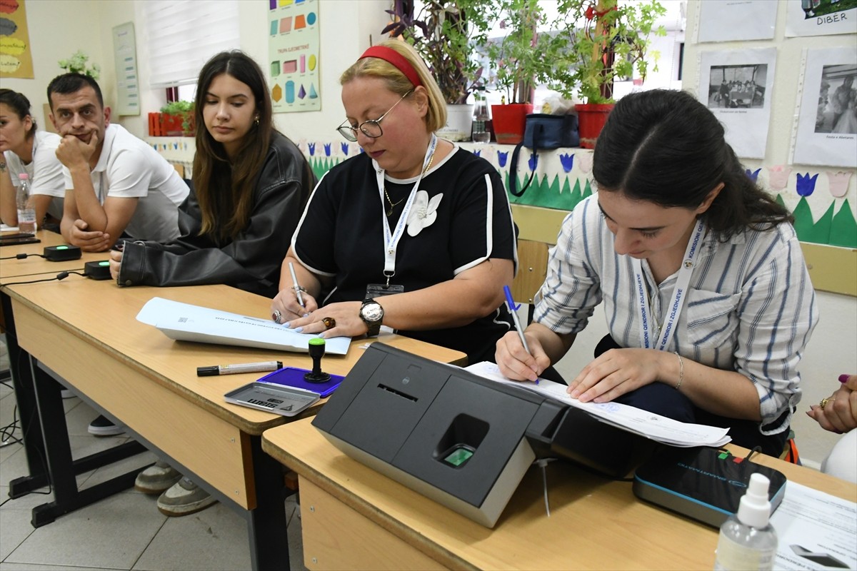Balkan ülkesi Arnavutluk'ta düzenlenen genel seçimde oy kullanma işlemi sona erdi. Ülkede sabah...