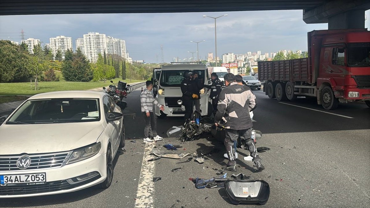 Başakşehir'de emniyet şeridine çekilen arızalı otomobile çarparak yola savrulan motosikletli...