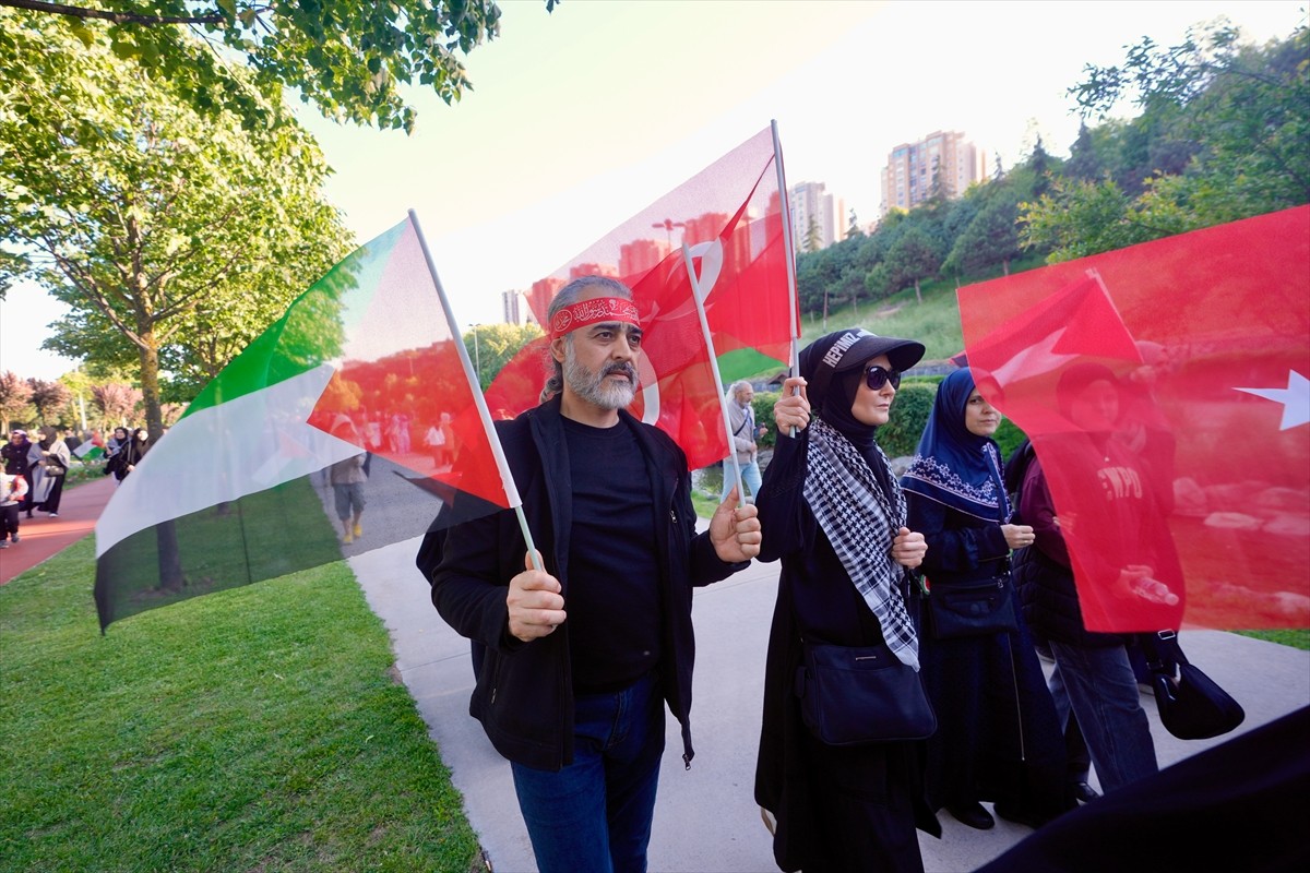 Başakşehir'de, STK Platformu ile Genç Aktivistler tarafından "Özgür Gazze Yürüyüşü" düzenlendi....
