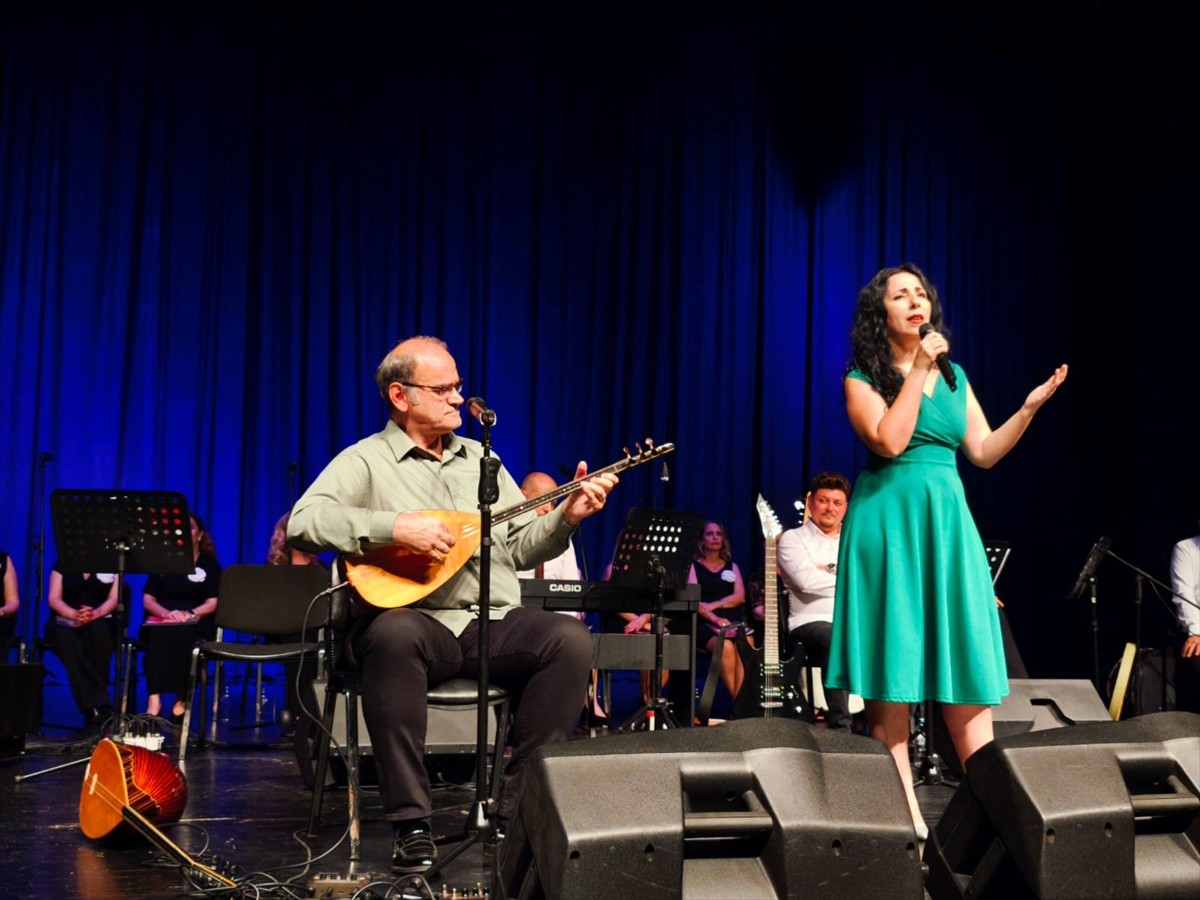 Başakşehir Cumhuriyet İlkokulunda görevli öğretmenler, düzenlenen "Türkü Şöleni"nde hem türkü...