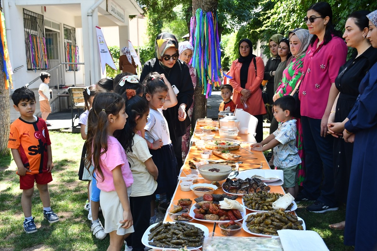 Batman'da "Türk Mutfağı Haftası" etkinlikleri kapsamında düzenlenen programda, farklı bölgelere...