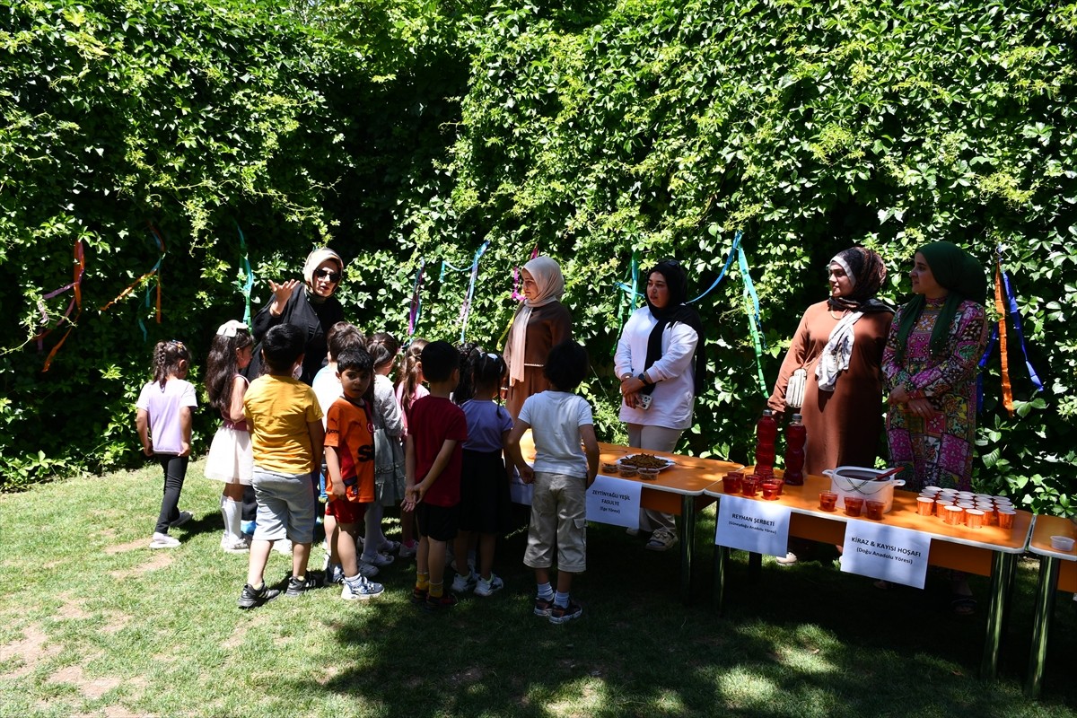 Batman'da "Türk Mutfağı Haftası" etkinlikleri kapsamında düzenlenen programda, farklı bölgelere...