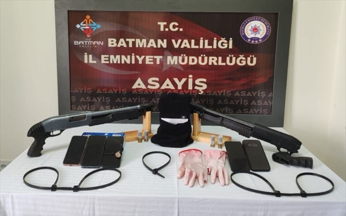 Batman merkezli operasyonda, silahlı organize suç örgütü üyesi oldukları iddiasıyla gözaltına...