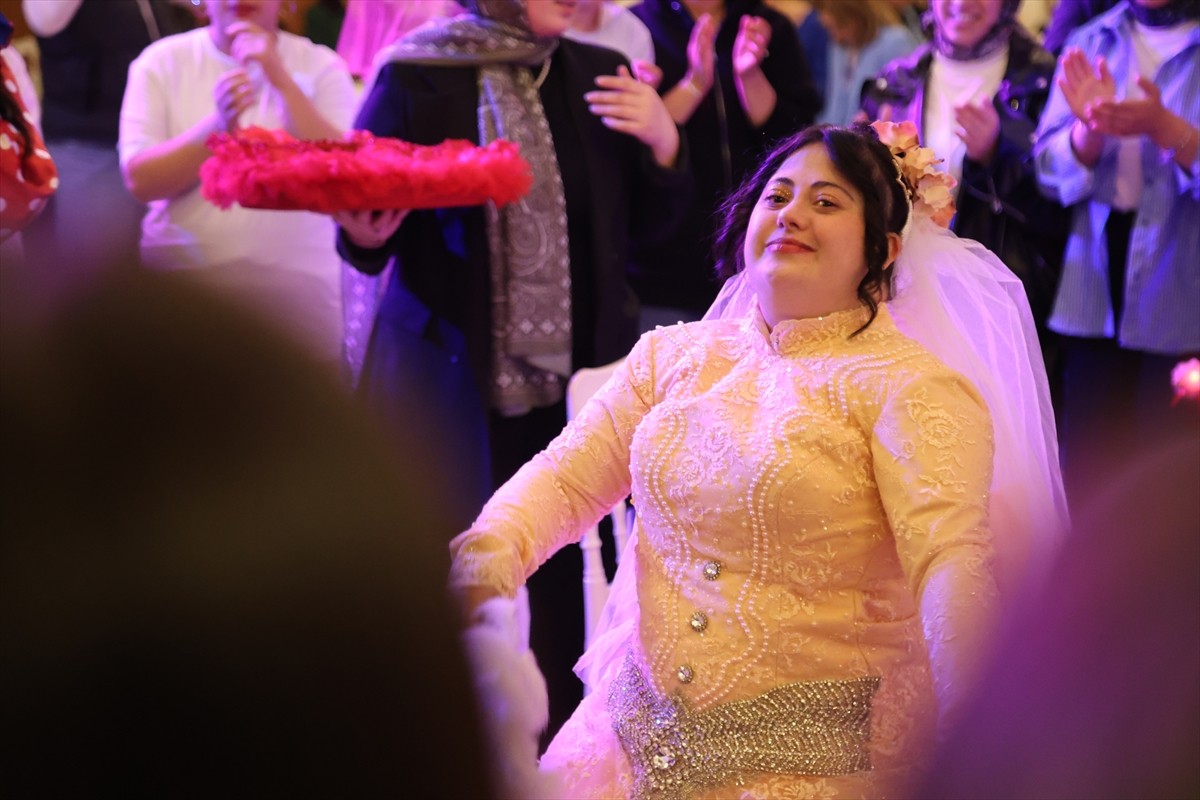 Bayburt'ta down sendromlu Burçin Birgül'ün gelinlik giyme hayali öğretmenleri sayesinde...