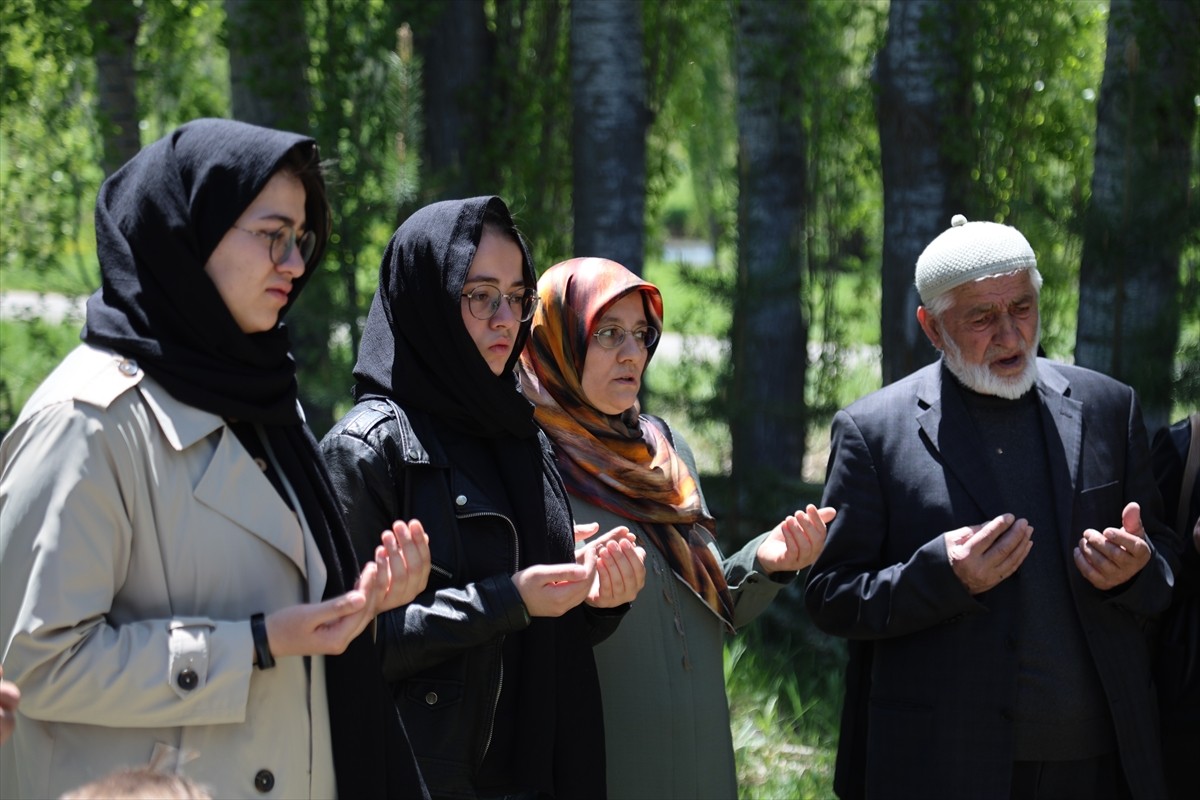  Bayburt-Trabzon arasındaki Soğanlı Dağı'nda, karla mücadele çalışmalarını görüntülerken uçuruma...