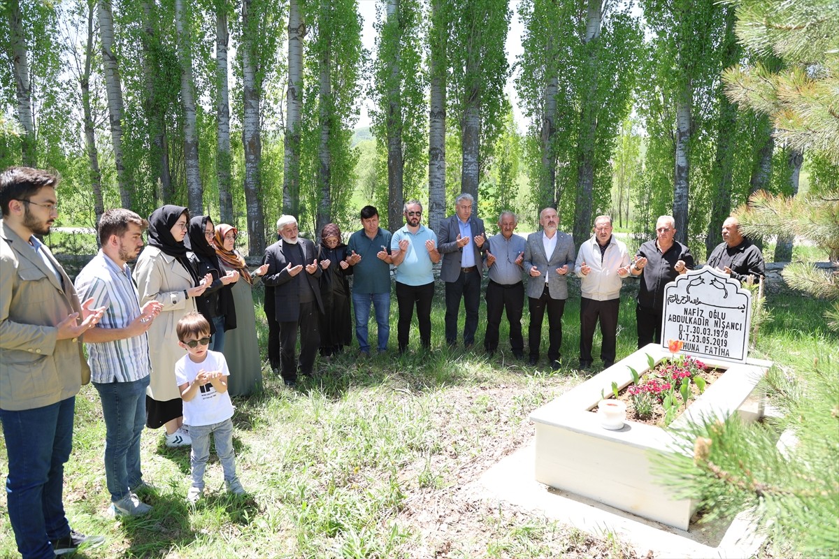  Bayburt-Trabzon arasındaki Soğanlı Dağı'nda, karla mücadele çalışmalarını görüntülerken uçuruma...