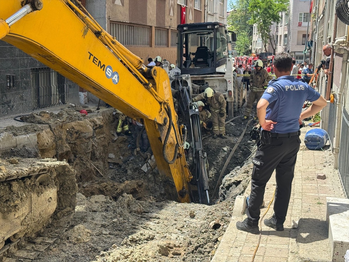 Bayrampaşa'da, kanalizasyon çalışması sırasında meydana gelen göçüğe düşen işçiyi kurtarmak için...