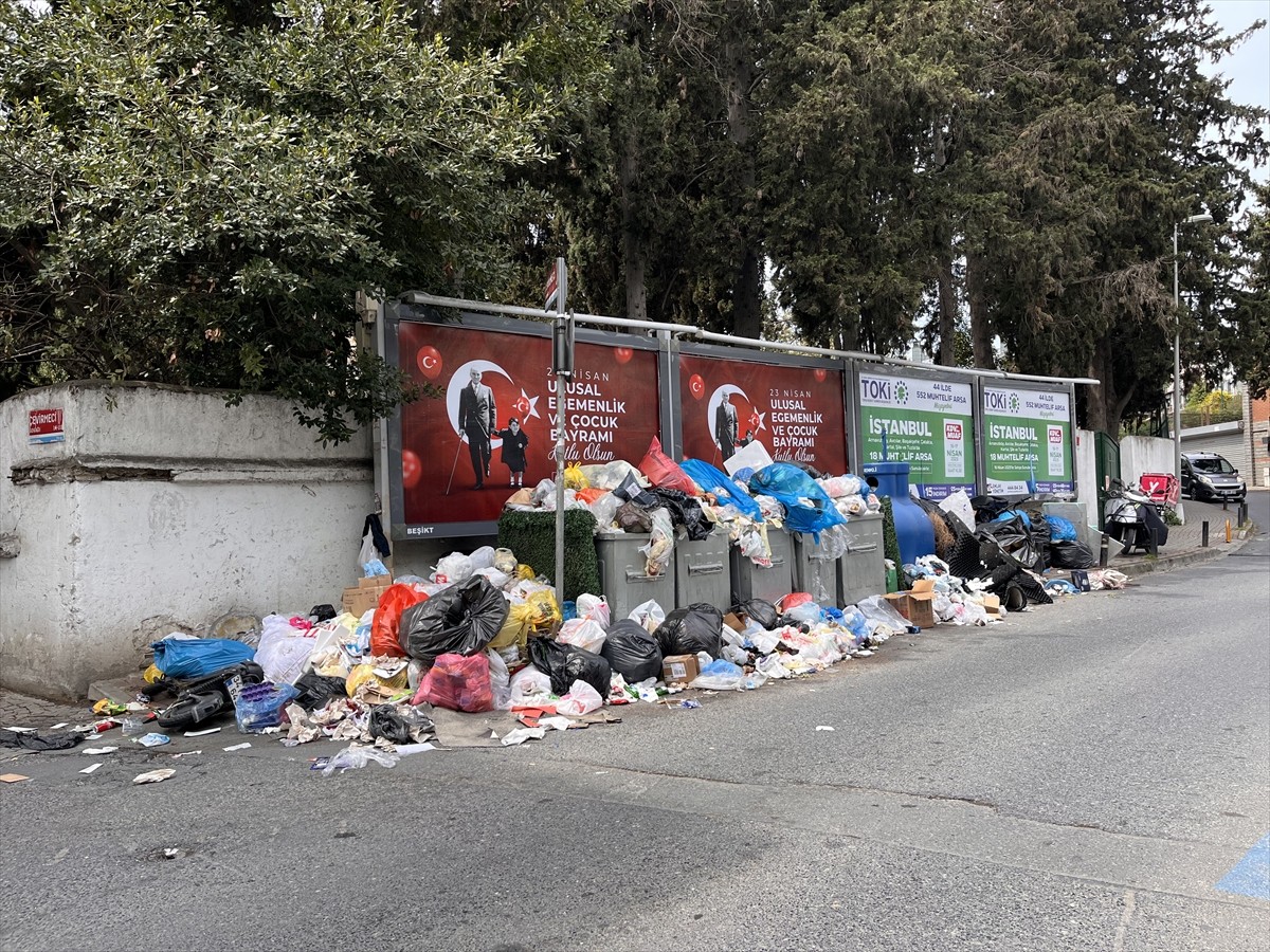 Beşiktaş’ta bazı mahallelerde toplanmayan çöplerden rahatsız olan ilçe sakinleri ve esnaf...